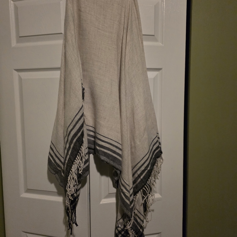 Uniqlo Elegant Cream and Gray Throw Blanket - Picture 4 of 4